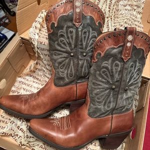 Ariat women’s cowboy boots! Beautiful detail in green /brown. Size 9.5